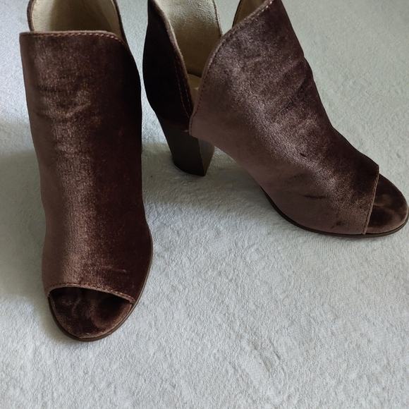 STEVE MADDEN KAITT  BROWN VELVET BOOTIES - Picture 2 of 10
